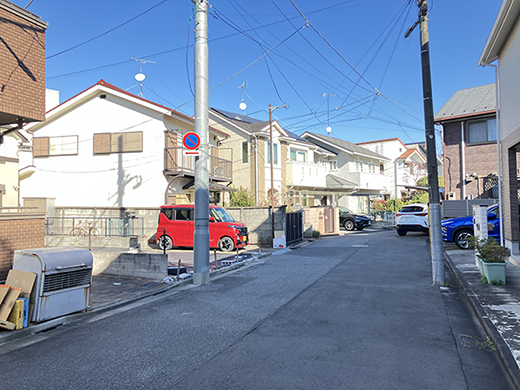 前面道路(西側から)