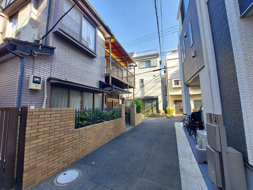 前面道路(西側)