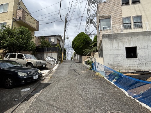 西側前面道路