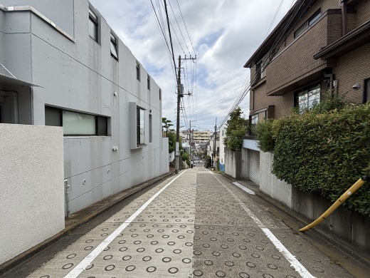 東側前面道路