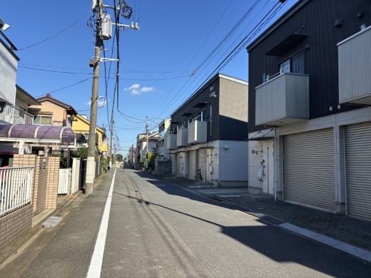 西側前面道路