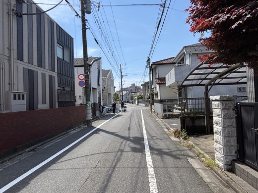 西側前面道路