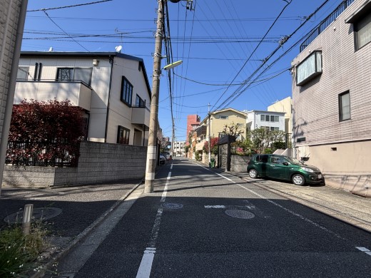西側前面道路